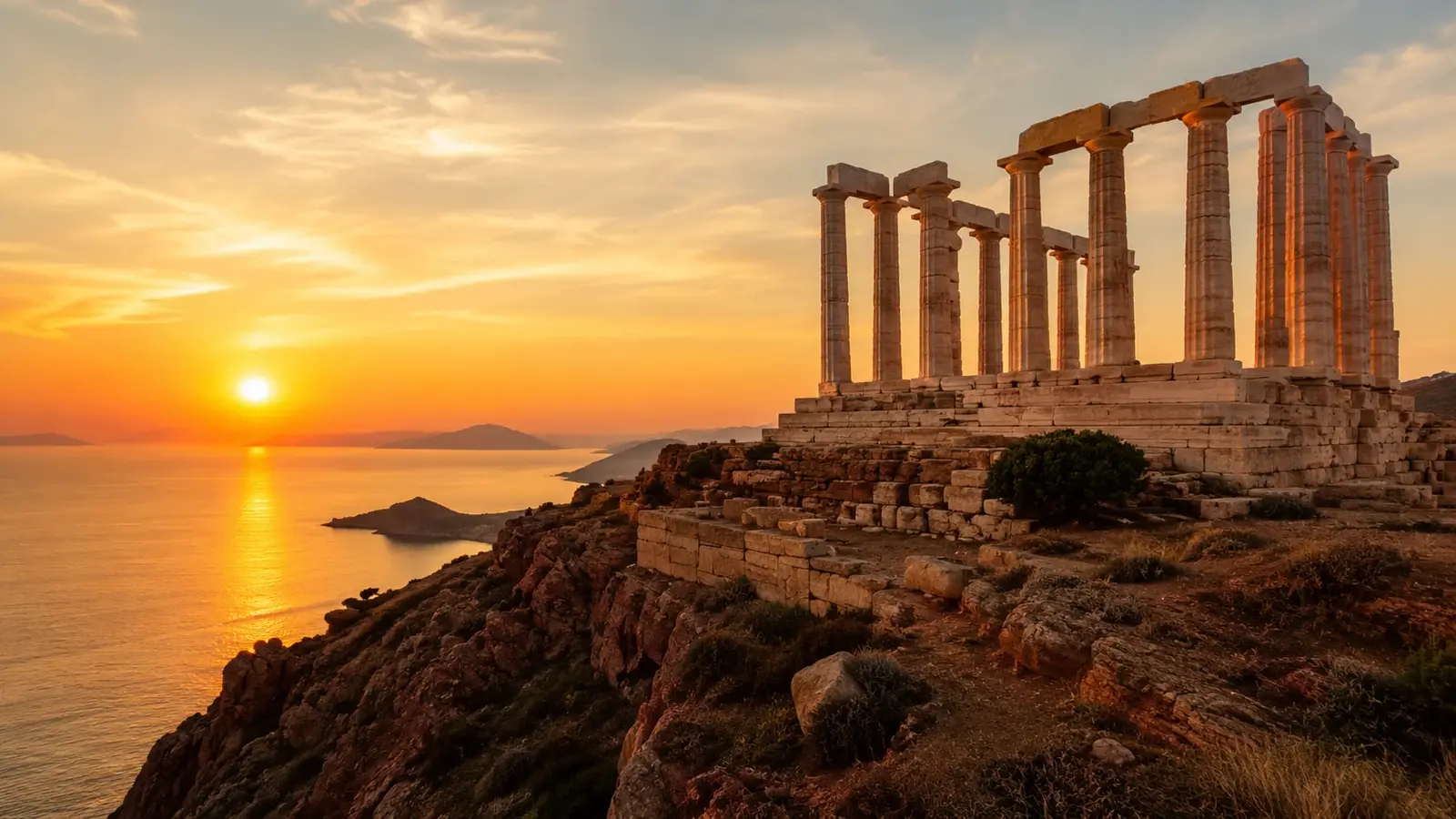 Poseidons tempel vid Cape Sounion i solnedgång över havet.