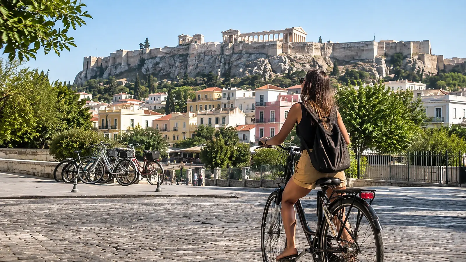 Cyklist i Aten med Akropolis i bakgrunden.