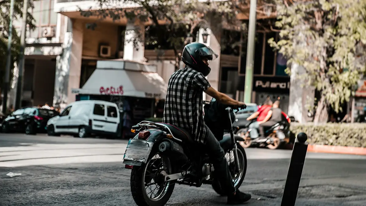 Motorcyklist i centrala Aten.