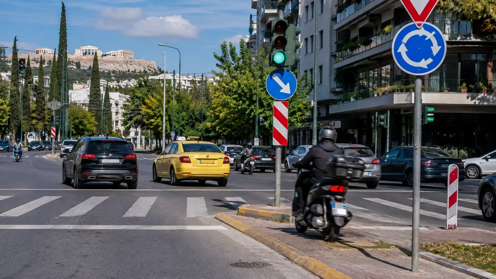 Centrala Aten med taxi och utsikt mot Akropolis.